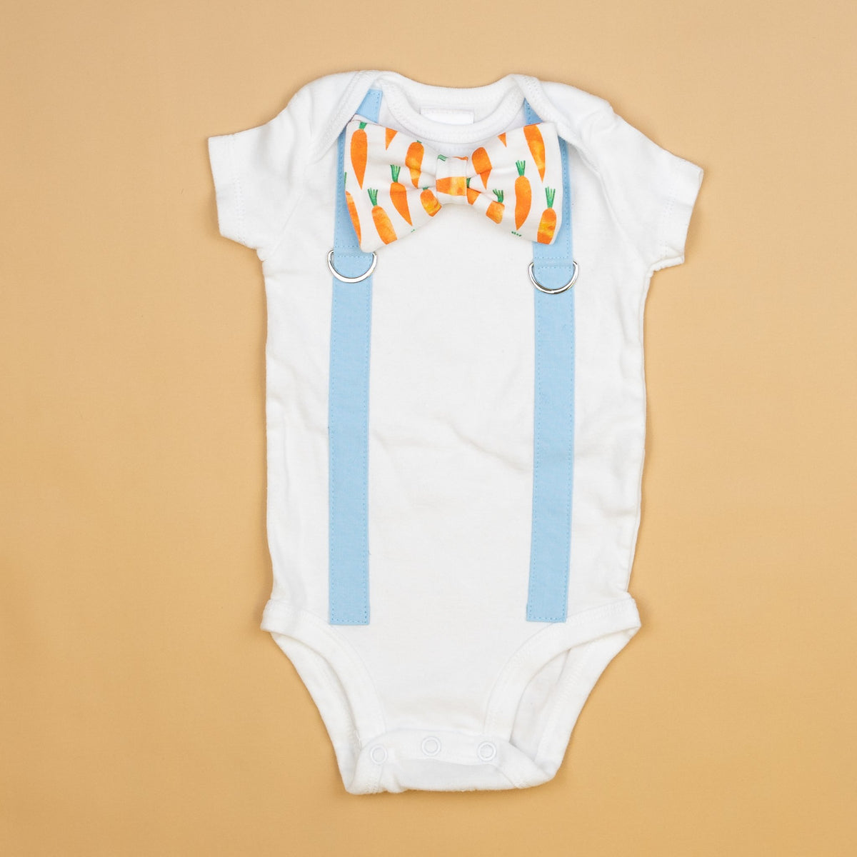 Cuddle Sleep Dream Oh Snap NB Short Sleeve Bodysuit Blue Suspenders / Carrot Bowtie